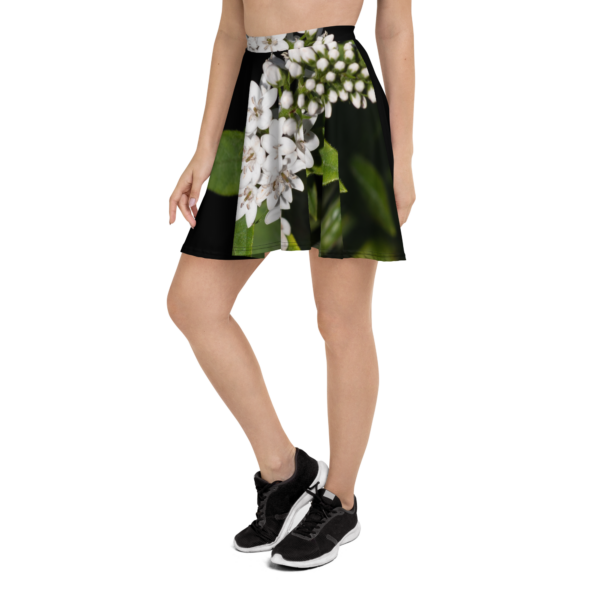 The soft fabric and flared cut of this skater skirt are just a few of the reasons why it's bound to become a favorite in your wardrobe. The flattering silhouette looks great