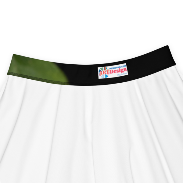 The soft fabric and flared cut of this skater skirt are just a few of the reasons why it's bound to become a favorite in your wardrobe. The flattering silhouette looks great