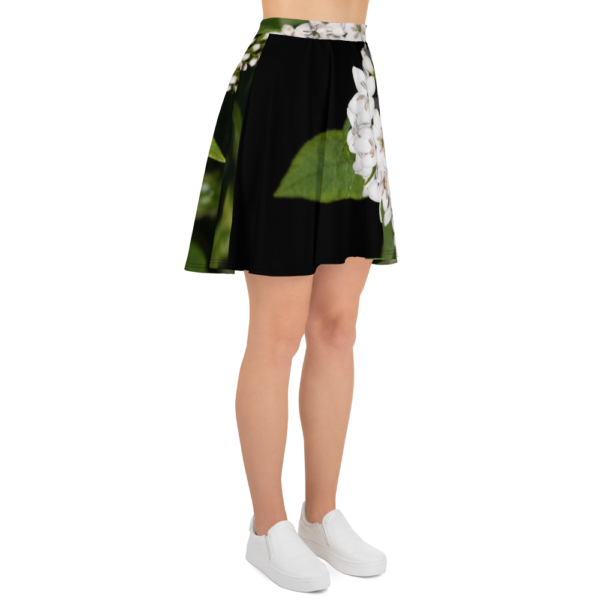 The soft fabric and flared cut of this skater skirt are just a few of the reasons why it's bound to become a favorite in your wardrobe. The flattering silhouette looks great