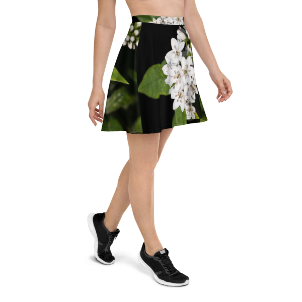 The soft fabric and flared cut of this skater skirt are just a few of the reasons why it's bound to become a favorite in your wardrobe. The flattering silhouette looks great